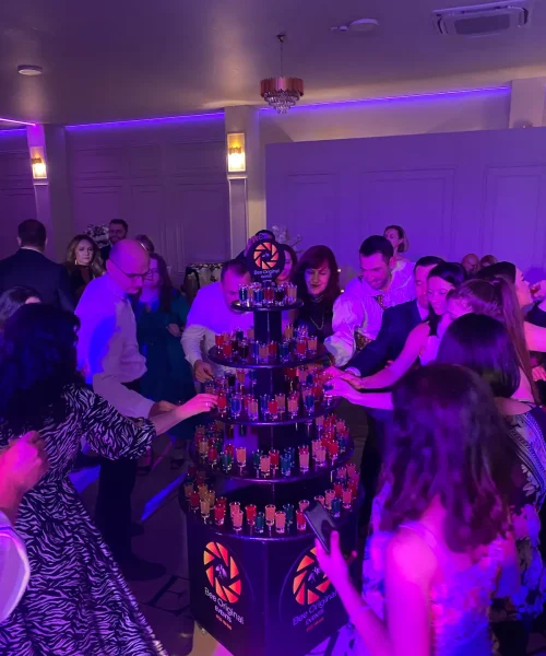 Tort de shot-uri colorate, perfect pentru petreceri corporate
